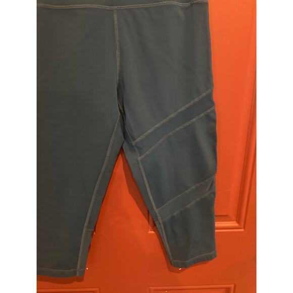 Zyia Active Corsair Brilliant Mesh High Rise Crop Capri Leggings - Picture 4 of 6